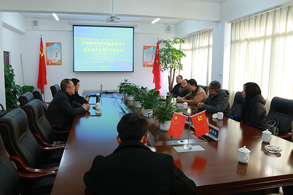 个旧中学校长朱维宗一行到附中参观交流,云南民族大学附属中学