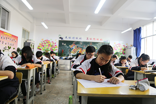 正在考试的学生