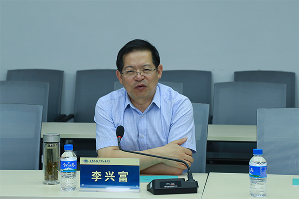 9月20日,云大附中呈贡校区校长王爱民,书记张继文率领中层干部到云南