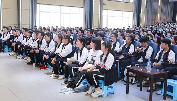 云南民大附中开展漫谈神奇的南极科考之旅专题讲座